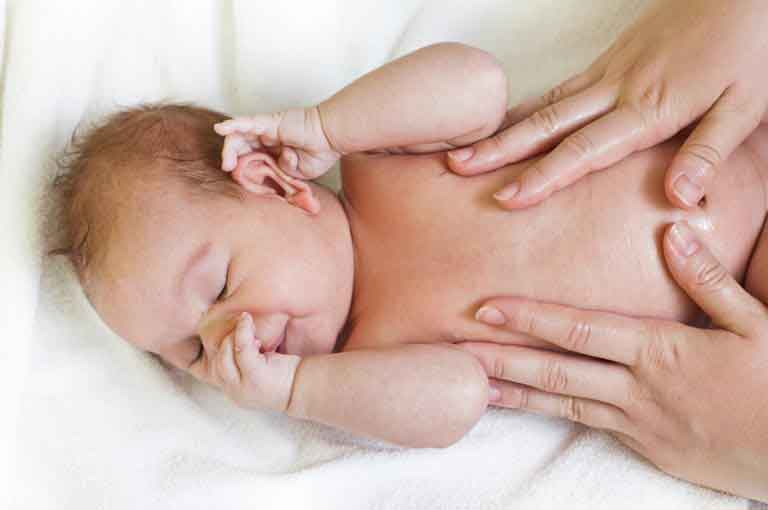 Massage Pour Bebe Contre Les Coliques Mamanplus Ma